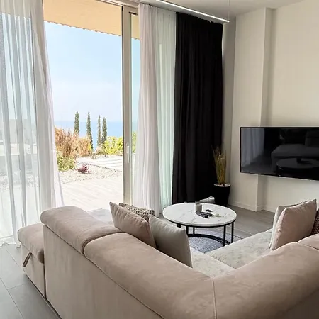 Miku Coast Palasë