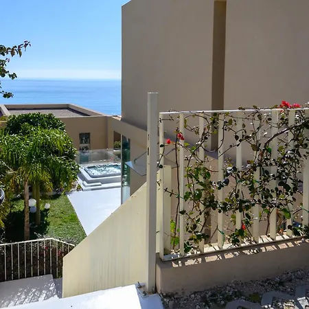 Miku Coast 4* Palasë