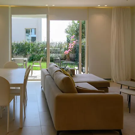 Miku Coast Aparthotel Palasë